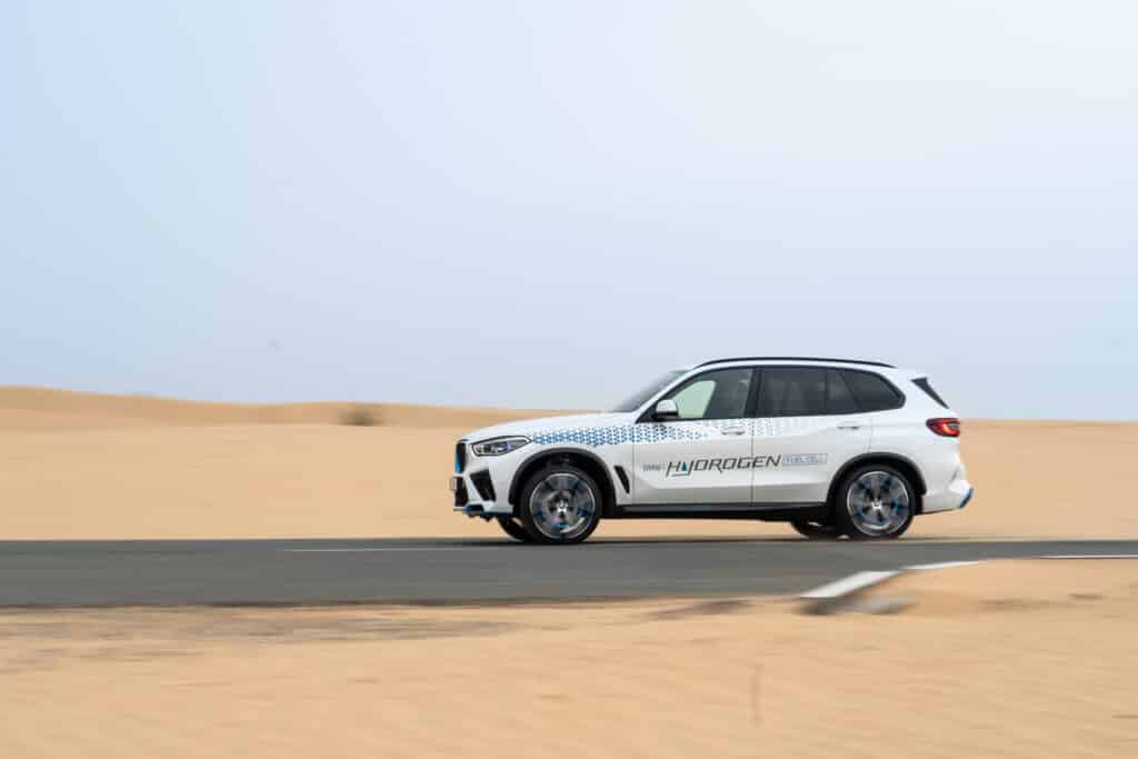 BMW iX5 Hydrogen: il SUV ad idrogeno supera i test nel deserto in condizioni estreme