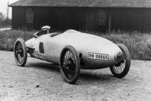 Mercedes: 100 anni fa la prima auto da corsa con motore centrale