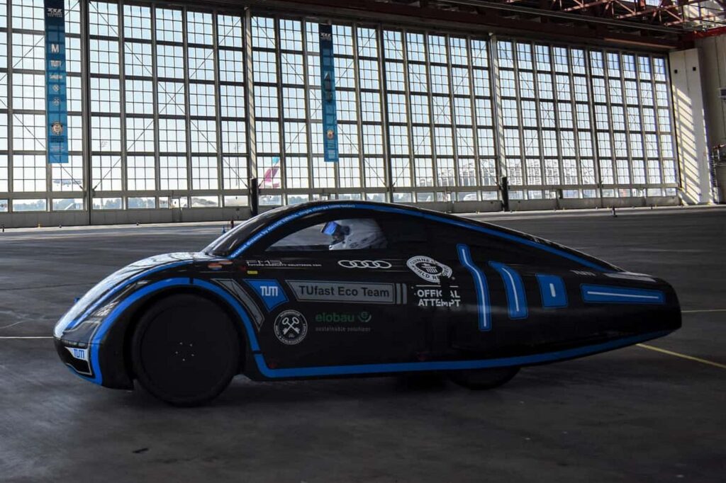 2600 km di autonomia con una batteria da 15,5 kWh: è il nuovo record mondiale per auto elettriche