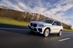 BMW iX5 Hydrogen: le auto ad idrogeno arrivano su strada