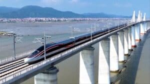 Cina inaugura il primo treno ad alta velocità sull’acqua: raggiunge i 350 km/h