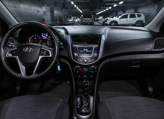 Hyundai: il nuovo brevetto mostra un volante pieghevole con airbag