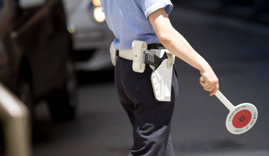 Poliziotta in un posto di blocco