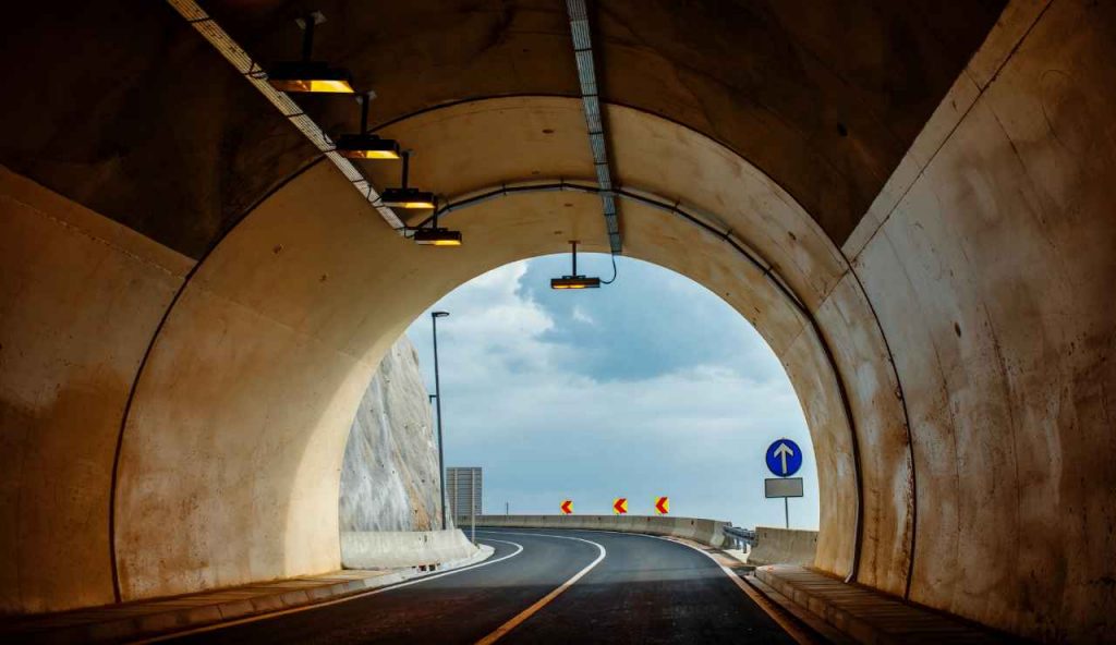 Uscita di una galleria in autostrada