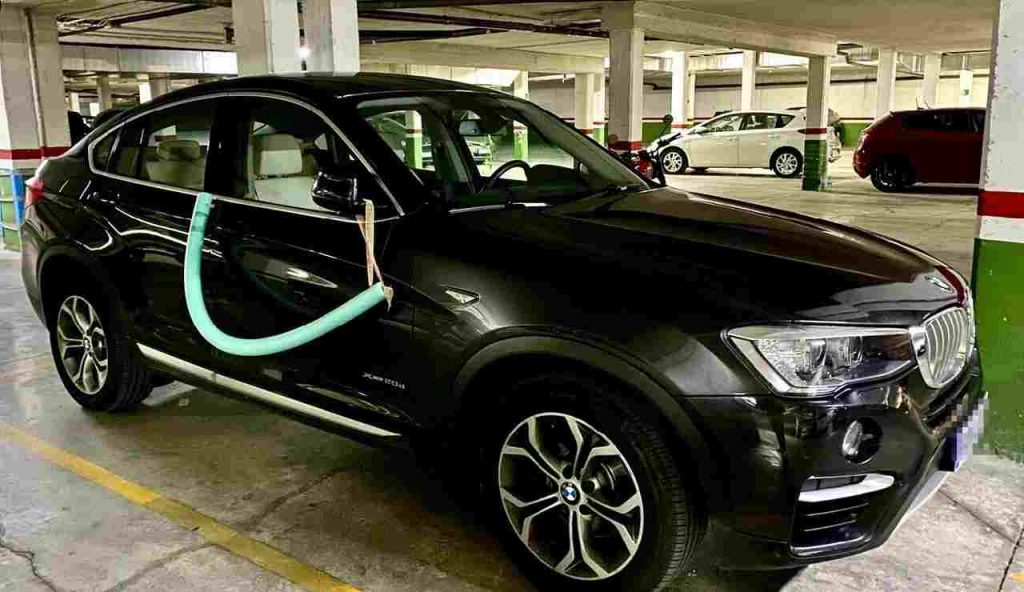 BMW X6 con galleggiante da piscina installato sulle portiere