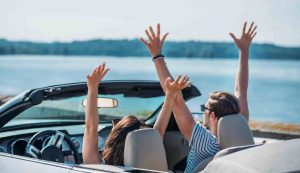 Una giovane coppia in viaggio per le vacanze estive