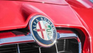 Il logo di Alfa Romeo su una macchina rossa