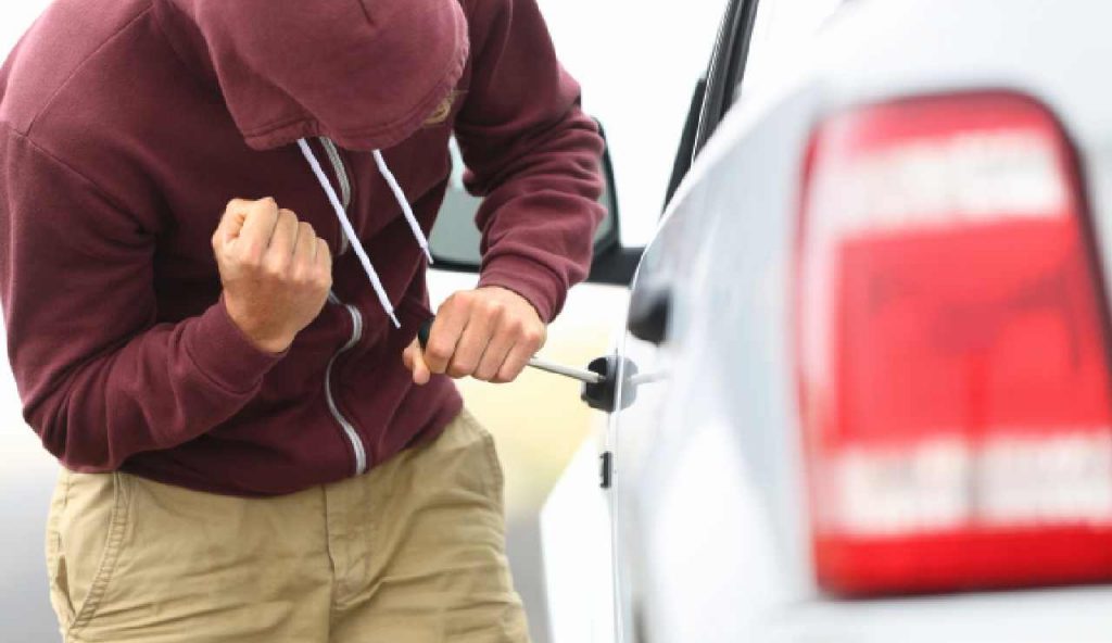 Ladro tenta di rubare un'auto forzando la serratura