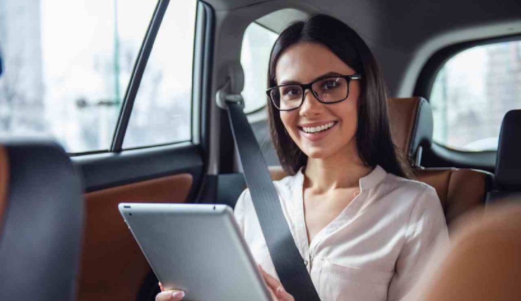 Ragazza con occhiali mentre è in auto