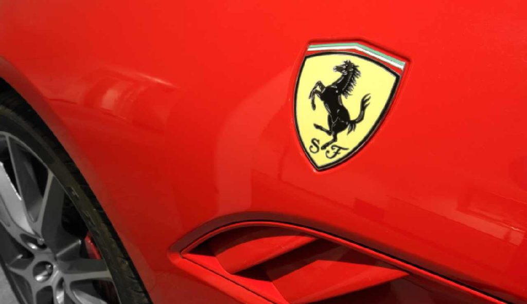 Stemma Cavallino Rampante su una Ferrari rossa