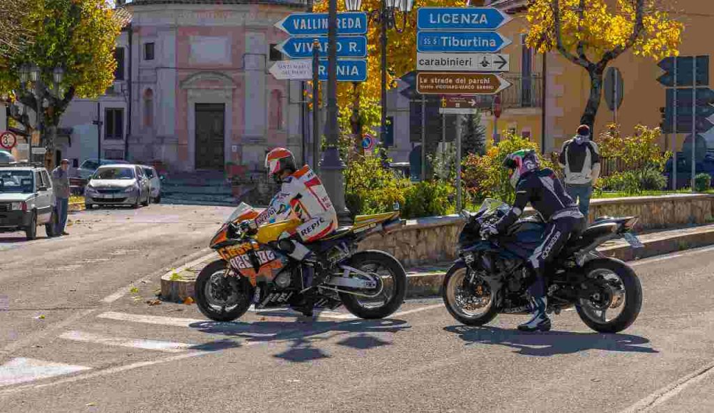 Motociclisti su una strada