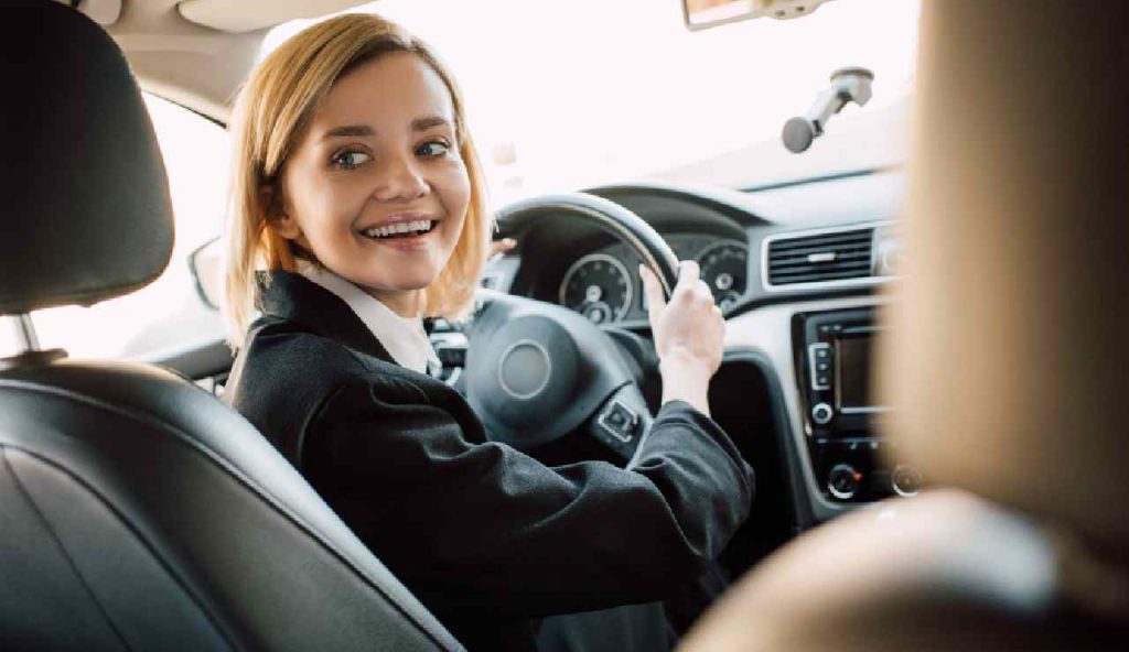 Signora parcheggia l'auto