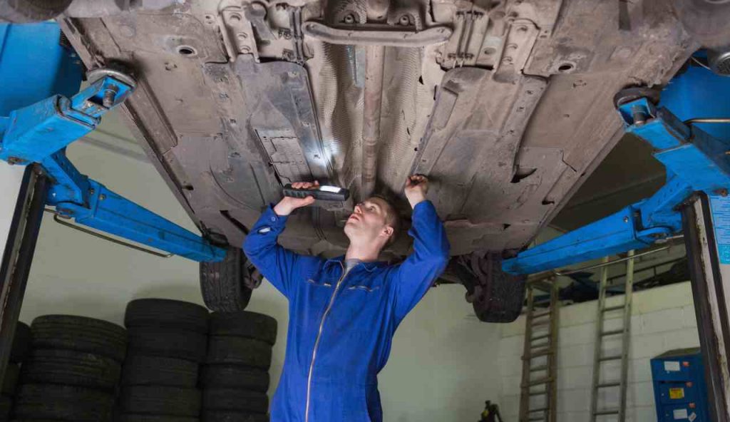 Automobilisti iniziano a piazzare magneti sotto la macchina