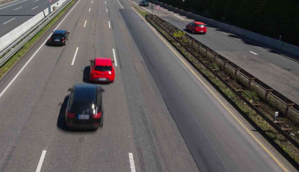 Una macchina ne sorpassa un'altra in autostrada