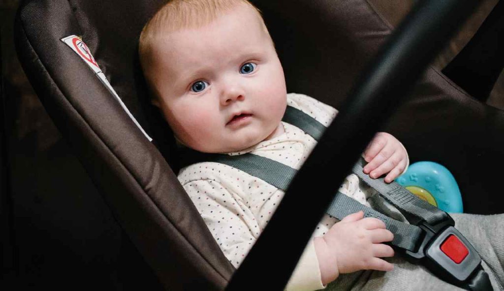 Bambino nel seggiolino dell'auto