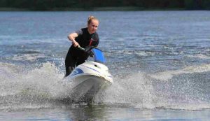 Donna su una moto d'acqua