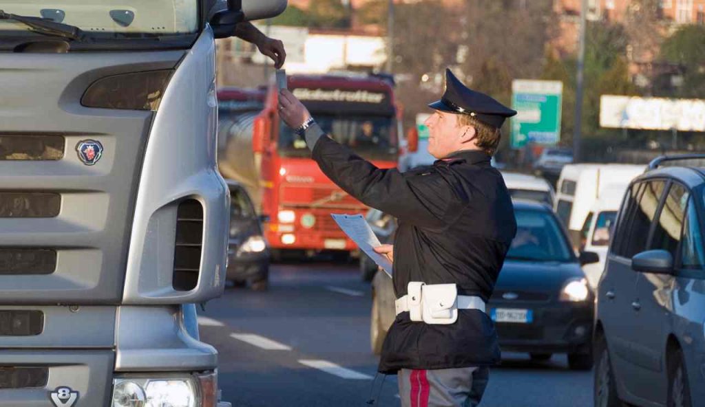 Carabiniere controlla un camionista