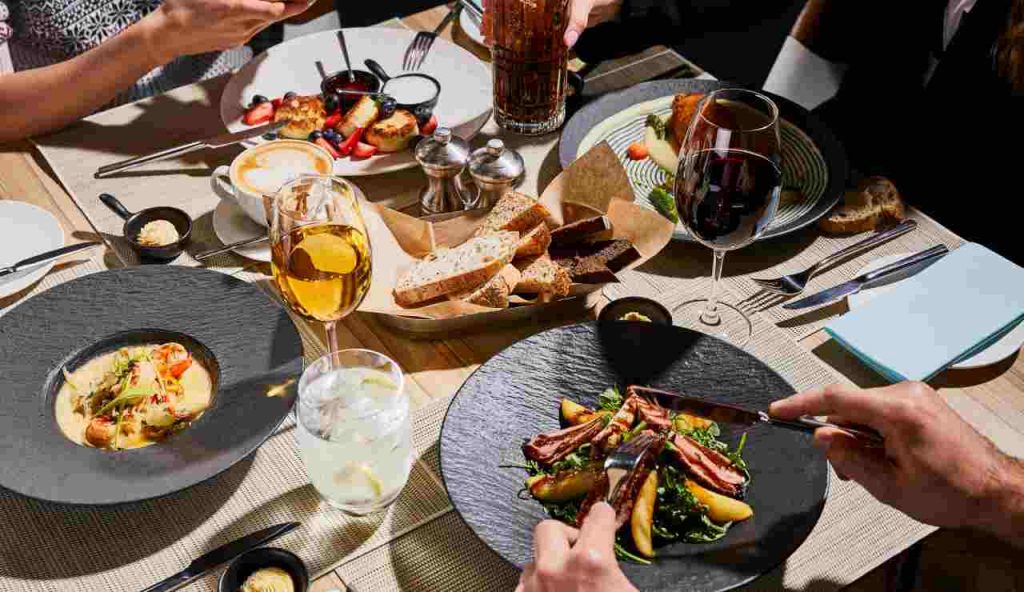 Persone mangiano sul tavolo di un ristorante