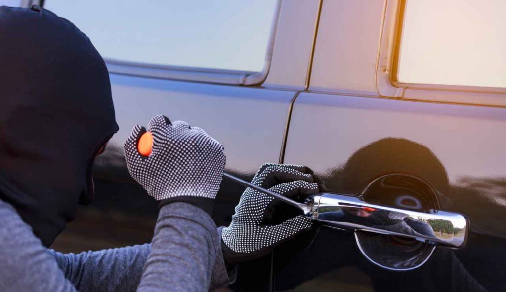 Ladro tenta un furto in auto