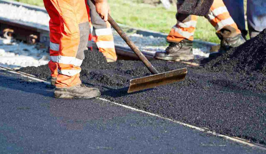 Operai lavorano per posare il manto stradale