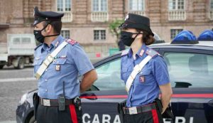 Posto di blocco con due carabinieri