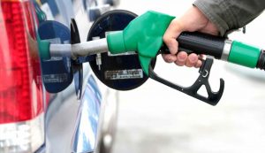 Rifornimento di benzina in un'auto blu