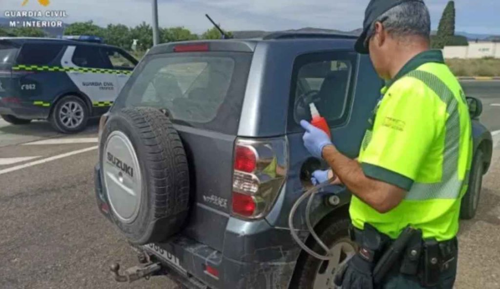 Guardia Civil spagnola controlla il tipo di carburante