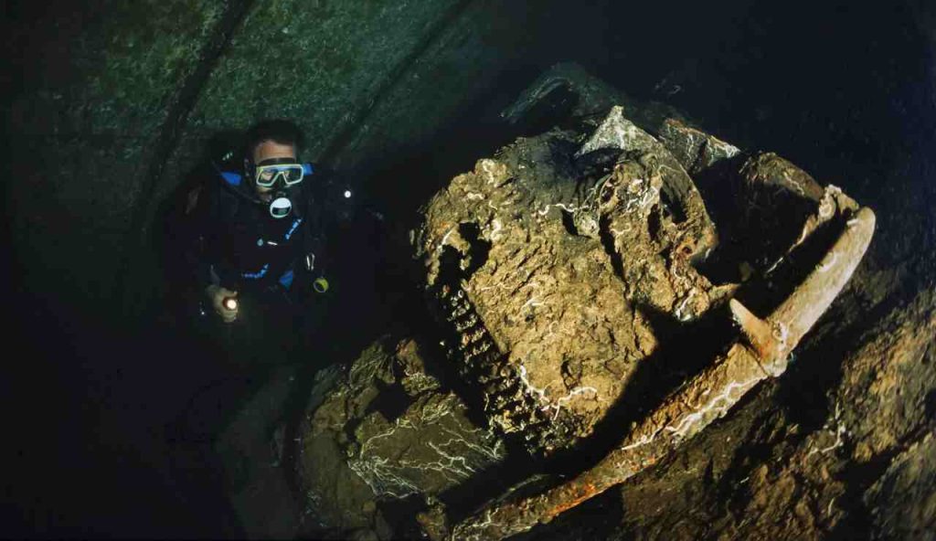 Un relitto di un'auto sott'acqua