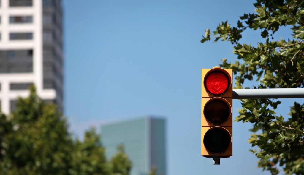 Un semaforo rosso in città