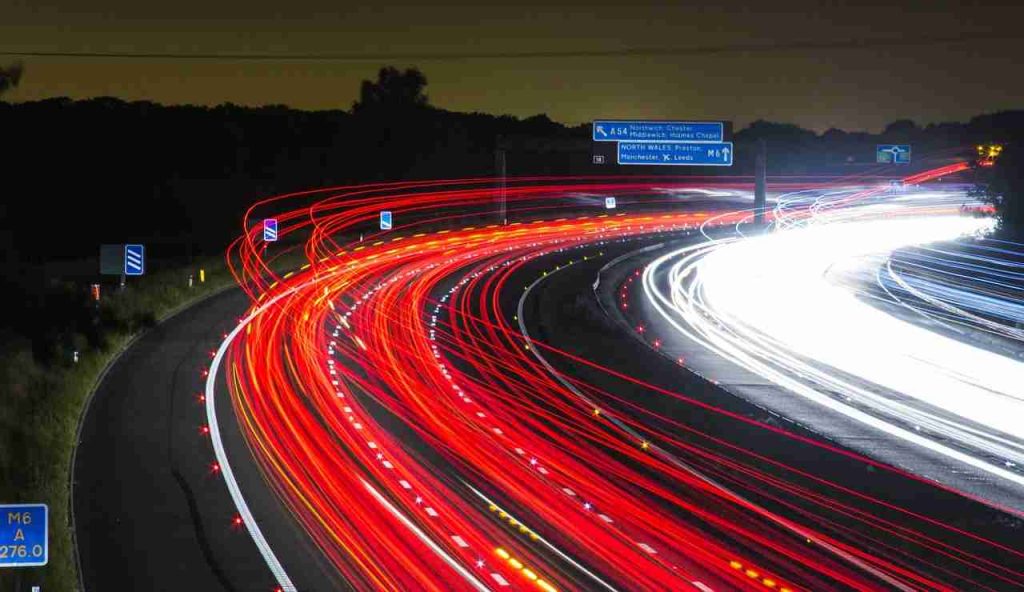 Autostrada con auto