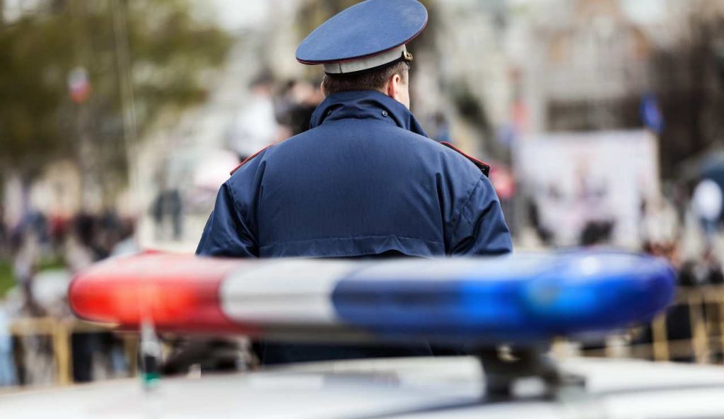 agente di polizia ad un posto di blocco