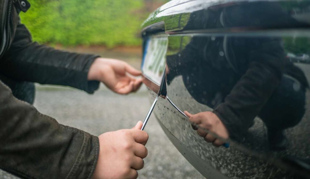 prima di falsificare le targhe sappi che ci sono combinazioni vietate