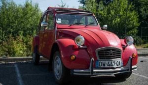 modello di citroen 2cv colore rosso