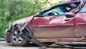 Ottuagenaria al volante colta da un attacco di panico