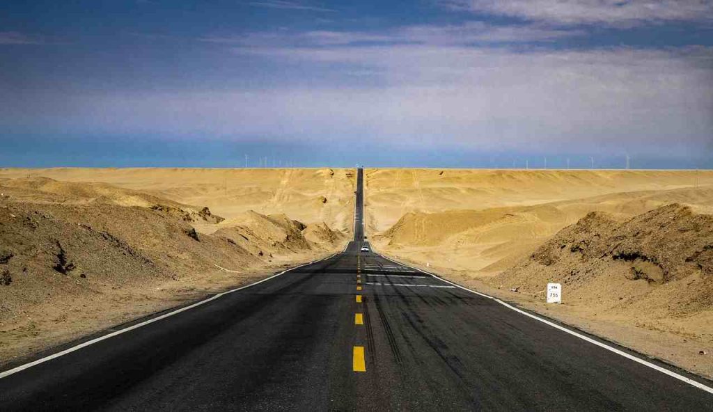 strada con rettilineo nel deserto