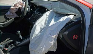 Airbag in un crash test (Pixabay foto)