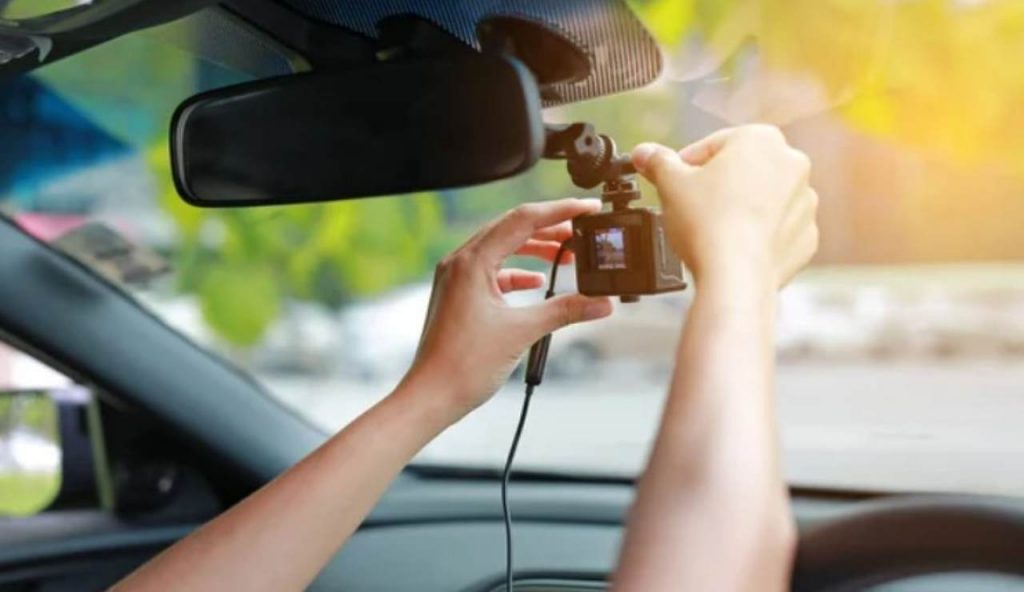 Dashcam in auto (Depositphotos foto)