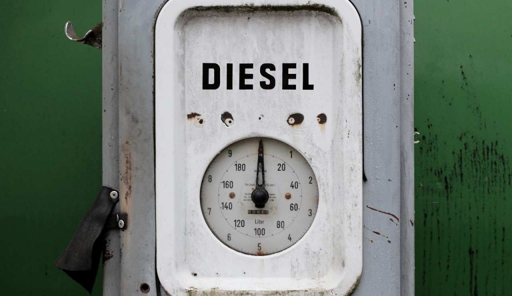 Illustrazione di un vecchio distributore diesel (Pixabay)