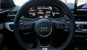 Illustrazione di un volante AUDI (Pixabay)