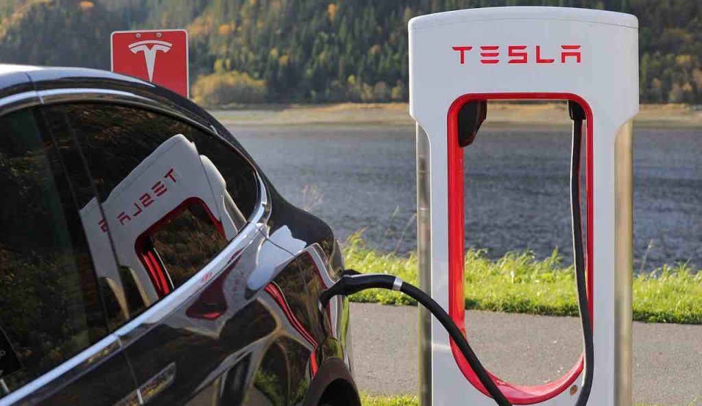 Tesla ricariche infinte gratis dettaglio preoccupa