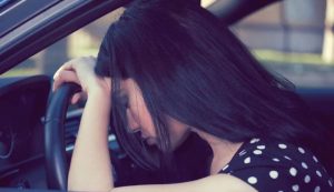 Una ragazza mentre dorme sul volante (Depositphotos)