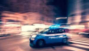 Auto della polizia in un inseguimento (Depositphotos foto)