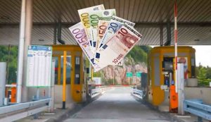 Casello autostradale e soldi (Depositphotos foto)