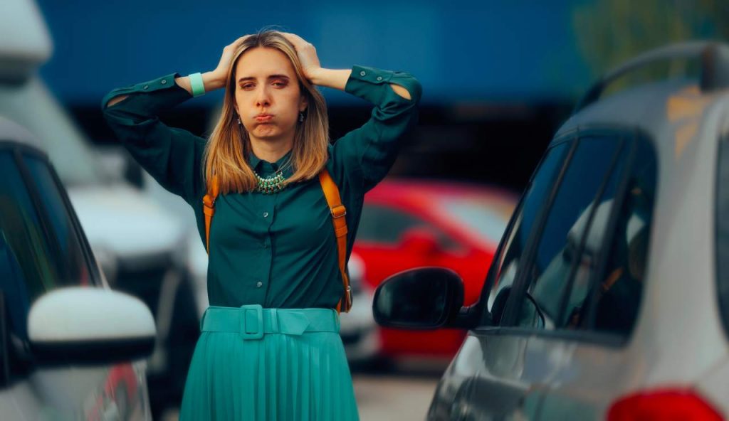 Donna disperata in un parcheggio