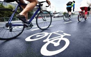 Persone in bici pedalando