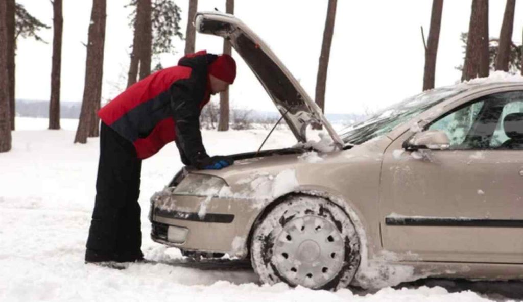 Guasto auto e neve (Depositphotos foto)