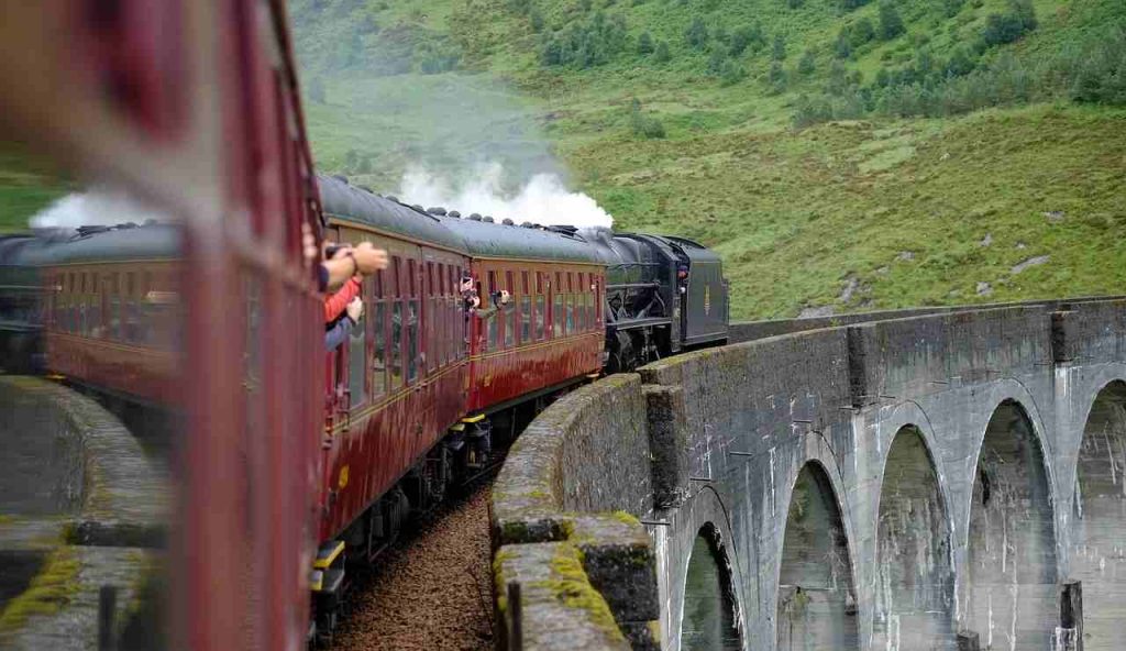 Illustrazione di una replica dell'Orient Express (Pixabay FOTO) - www.vehiclecue.it