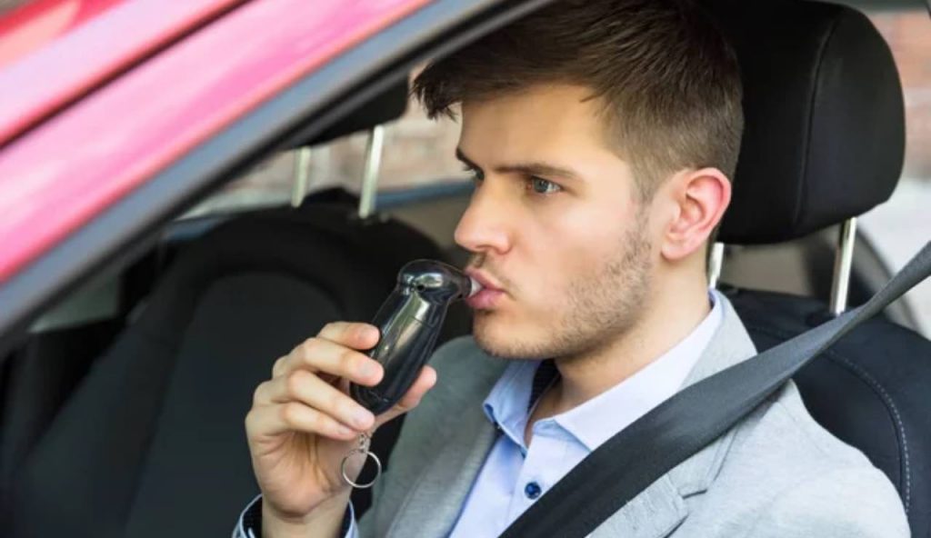 Uomo alla guida fa alcol test