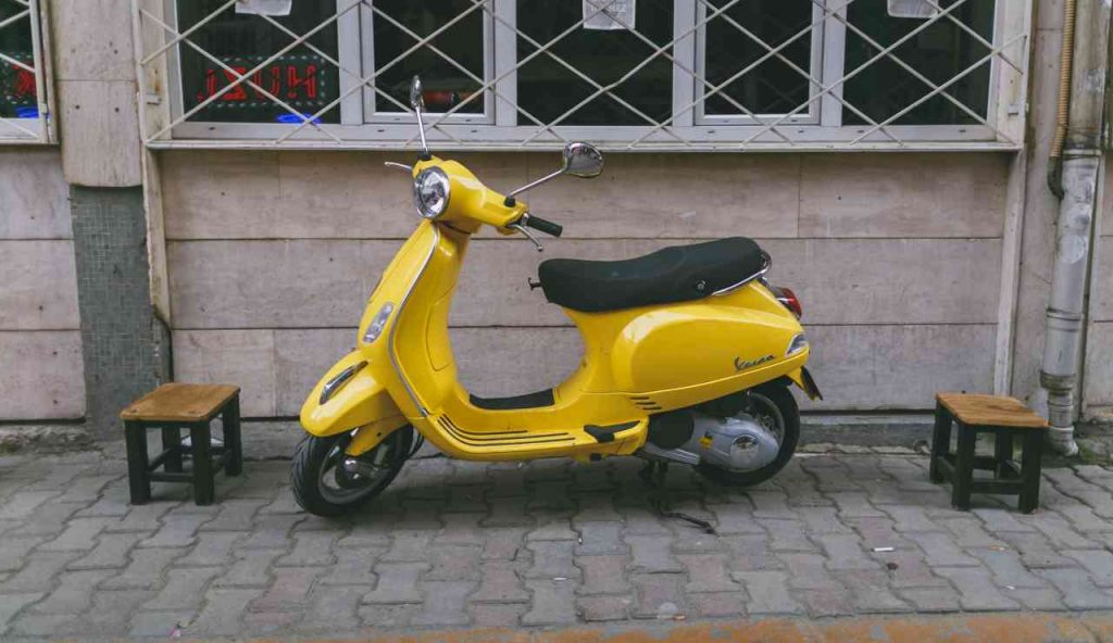 Vespa gialla in strada