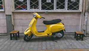 Vespa gialla in strada